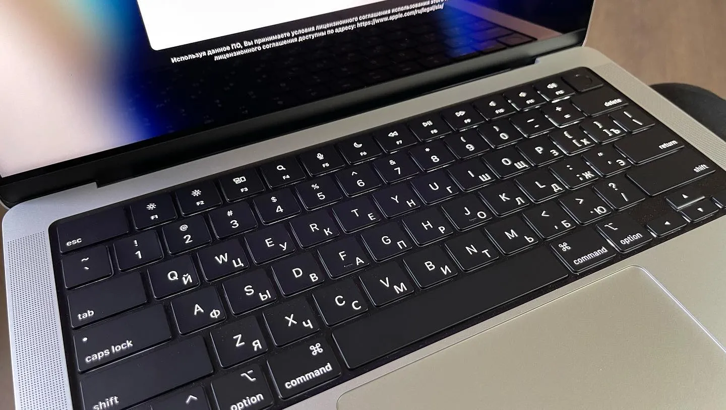 Русские буквы на клавиатуре MacBook после лазерной гравировки