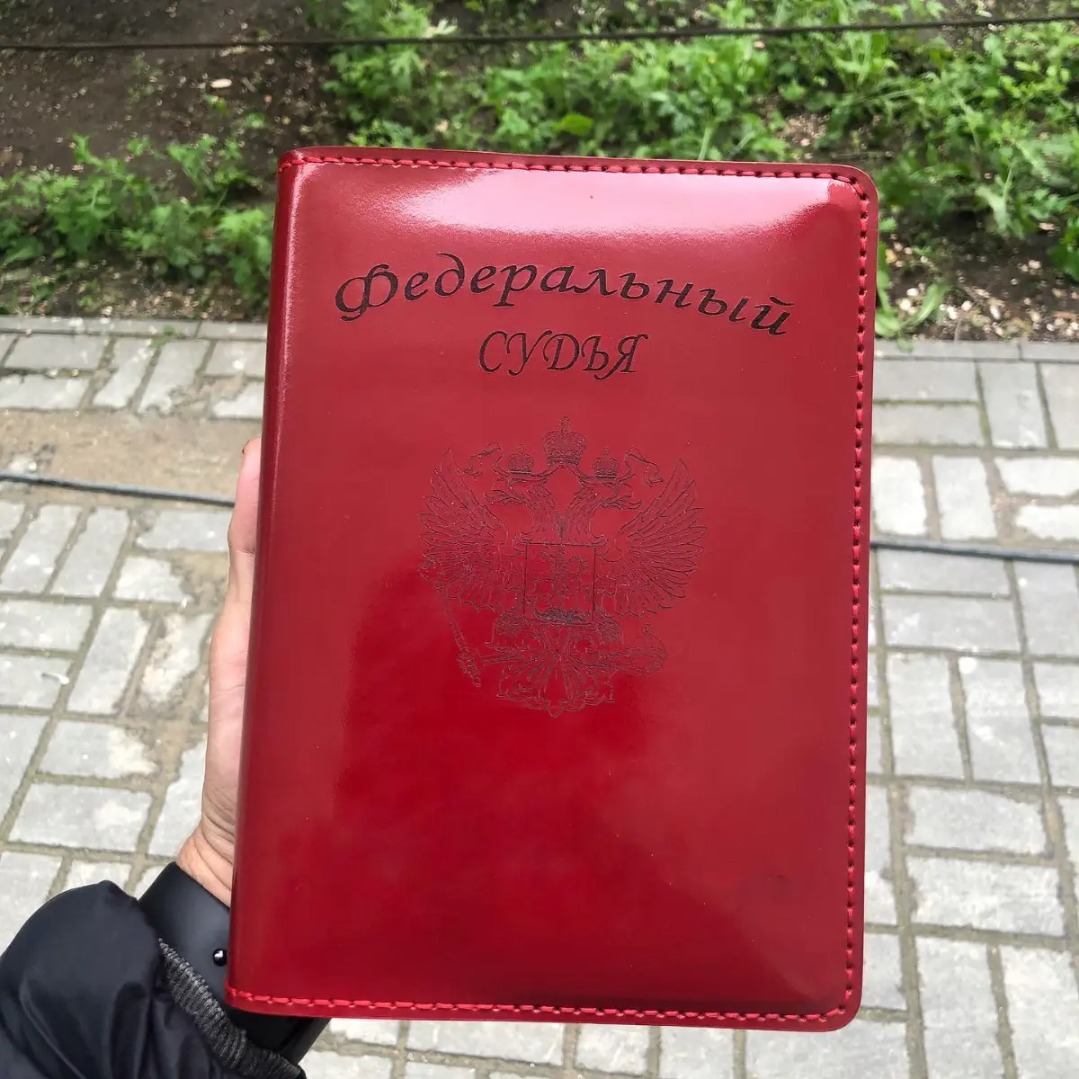 Красный кожаный ежедневник с гравировкой надписи и герба